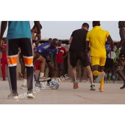 Des soldats français et maliens jouent un match de football à Tessalit, au Mali.