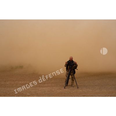 L'opérateur vidéo Quentin filme un atterrissage au Mali.
