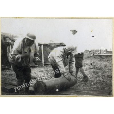 Guerre 1914-1918. Photos faites par papa. Transport de gros obus sur nos camions. [légende d'origine]