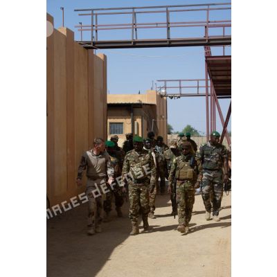 Le capitaine Florent accompagne la visite du général de brigade Oumar Diarra au centre de formation de la base de Tessalit, au Mali.