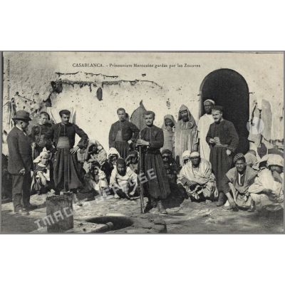 Casablanca. - Prisonniers Marocains gardés par les Zouaves. [légende d'origine]