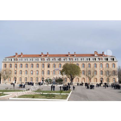 Des élèves profitent de leur pause dans la cour du lycée militaire d'Aix-en-Provence.