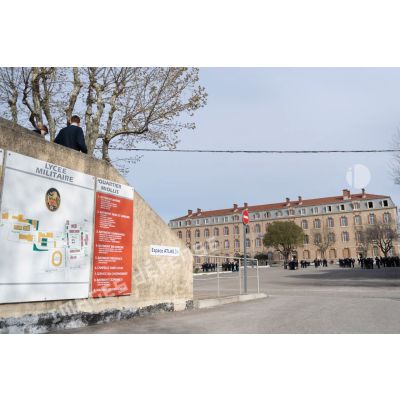Des élèves profitent de leur pause dans la cour du lycée militaire d'Aix-en-Provence.
