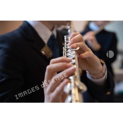Une élève de première joue de la flûte traversière lors d'un cours de musique au lycée militaire d'Aix-en-Provence.