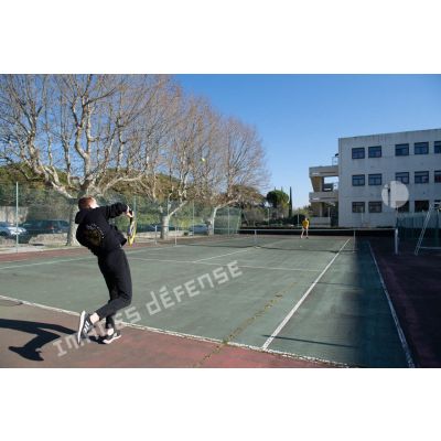Des élèves disputent une partie de tennis lors d'un cours d'éducation physique et sportive (EPS) au lycée militaire d'Aix-en-Provence.
