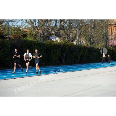 Des élèves courrent autour d'une piste d'athlétisme lors d'un cours d'éducation physique et sportive (EPS) au lycée militaire d'Aix-en-Provence.