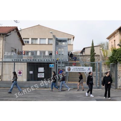 Des élèves partent en quartier libre au lycée militaire d'Aix-en-Provence.