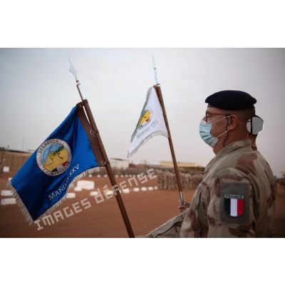 Portrait des portes-drapeaux des groupements tactiques désert logistiques (GTD-LOG) Charentes et Taillefer lors d'une cérémonie à Gao, au Mali.