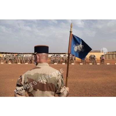 Portrait du porte-drapeau du 126e régiment d'infanterie (RI) lors d'une cérémonie à Gao, au Mali.