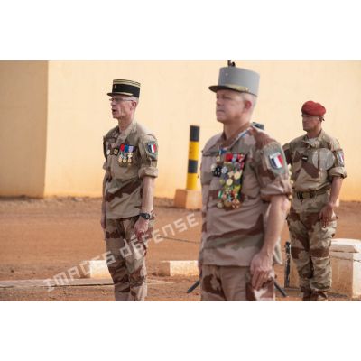 Le général de division Marc Conruyt préside une cérémonie au côtés du colonel Christophe Follet à Gao, au Mali.