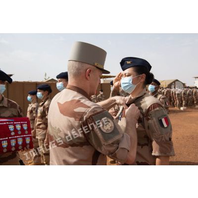 Le général de division Marc Conruyt remet la médaille d'Outre-mer à un adjudant-chef de l'armée de l'Air lors d'une cérémonie à Gao, au Mali.