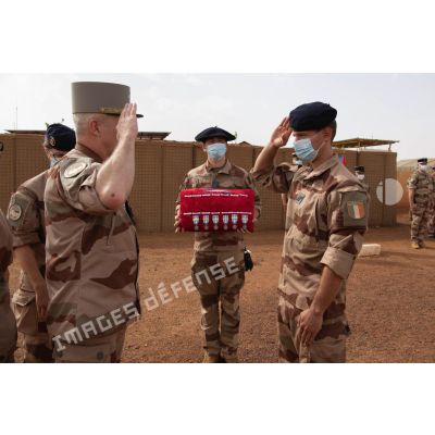 Le général de division Marc Conruyt remet la médaille d'Outre-mer à un caporal lors d'une cérémonie à Gao, au Mali.