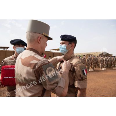 Le général de division Marc Conruyt remet la médaille d'Outre-mer à un soldat de première classe lors d'une cérémonie à Gao, au Mali.