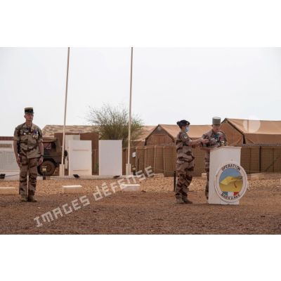 Le général de division Marc Conruyt lit l'ordre du jour lors d'une cérémonie à Gao, au Mali.