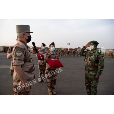 Le général de division Marc Conruyt remet la médaille de la Légion d'honneur au général de brigade Oumarou Namata Gazama sur la base de Niamey, au Niger.