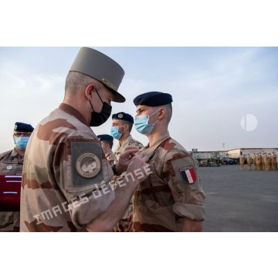 Le général de division Marc Conruyt remet la médaille d'Outre-mer au sergent Tony lors d'une cérémonie sur la base de Niamey, au Niger.