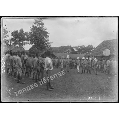 Yaoundé. Tirailleurs au rapport de la 5e compagnie. [légende d'origine]