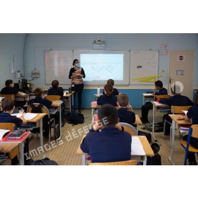 Des élèves de sixième suivent un cours de mathématiques au lycée militaire d'Autun.