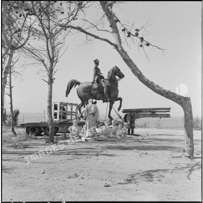 Statue équestre du Duc d'Orléans enchaînée sur une remorque pour être rapatriée en France.