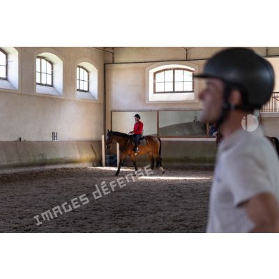 Un moniteur d'équitation encadre un cours auprès d'élèves du Prytanée National Militaire de La Flèche.