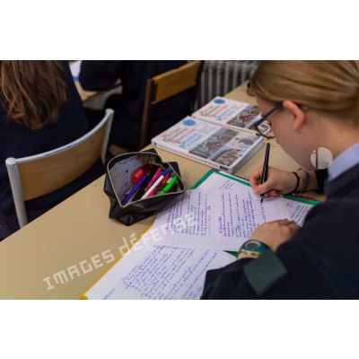 Une élève prend des notes lors d'un cours au Prytanée National Militaire de La Flèche.