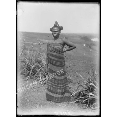 Tibati. Type de femmes de race Kambaré. [légende d'origine]