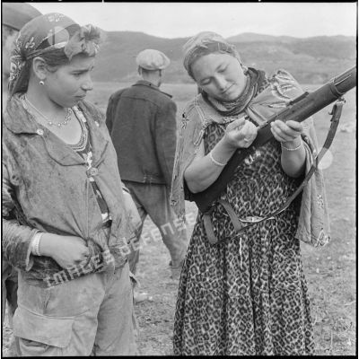 Deux jeunes femmes du groupe d'autodéfense de Catinat maniant un fusil.