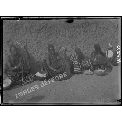 Maroua. Femmes filant le coton. [légende d'origine]
