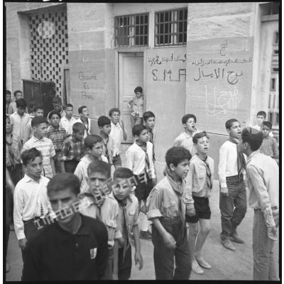 Alger, fin juin 1962, Diar es Saada. L'enrôlement des jeunes pour le défilé de l'indépendance. [légende d'origine]