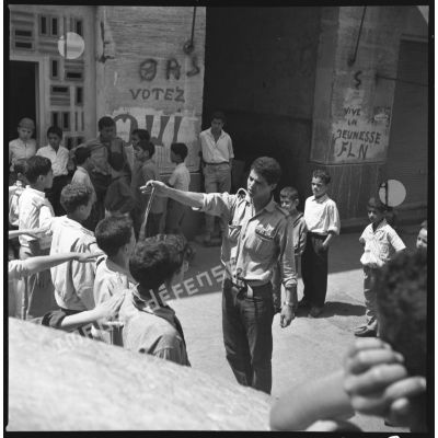 Alger, fin juin 1962, Diar es Saada. L'enrôlement des jeunes pour le défilé de l'indépendance. [légende d'origine]