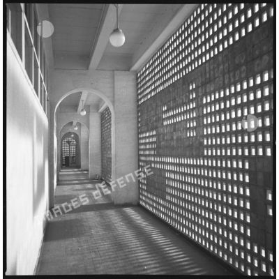 Alger, Diar es Saada, juin 1962. Un couloir du lycée construit par Fernand Pouillon. [légende d'origine]