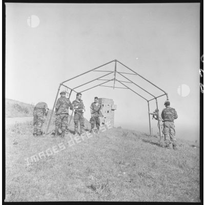 Bou Arbi après le 1er juillet 1962. Occupation des soldats : balises des emplacements de tentes pour l'hébergement de tout le 1/9 RIMa qui n'est jamais venu… Vue magnifique sur 180° sur la mer. [légende d'origine]
