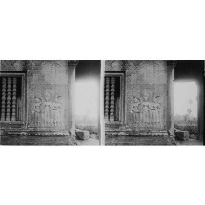 [Angkor Vat, vers 1900-1910. Bas-relief à l'intérieur de la porte principale ornée d'apsaras, divinités féminines.]