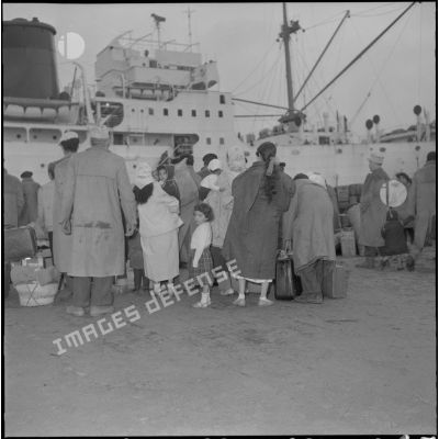 Harkis et leurs familles attendant au port de Bône l'embarquement pour la France à bord du paquebot Pumier.