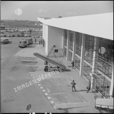 Devant l’aéroport de Maison-Blanche à Alger, une passerelle d'embarquement d'Air Algérie en attente d’un avion et de ses passagers.