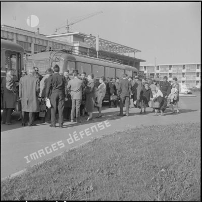 Evacuation de civils immobilisés pendant une grève des transporteurs aériens à l’aéroport de Maison-Blanche.