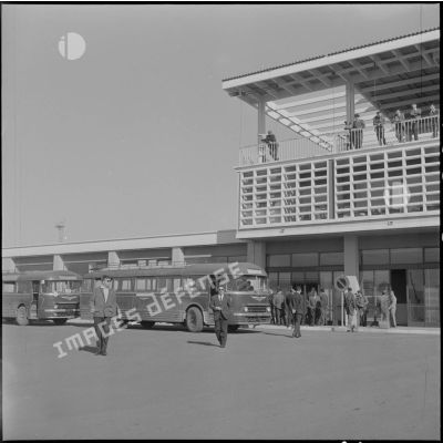 L’aéroport de Maison-Blanche pendant une grève des transporteurs aériens : les autobus utilisés pour l'évacuation des voyageurs.