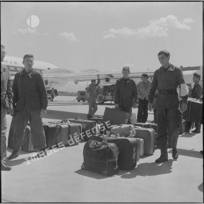 L’aéroport de Maison-Blanche pendant une grève des transporteurs aériens : rassemblement des bagages sur le tarmac.