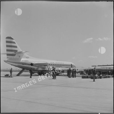 L’aéroport de Maison-Blanche pendant une grève des transporteurs aériens : rassemblement de bagages sur le tarmac près d'une Caravelle.