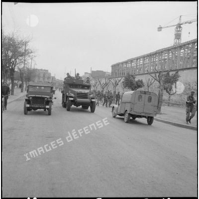 [Soldats de la légion de gendarmie mobile (LGM) progressant dans un véhicule semi-chenillé.]
