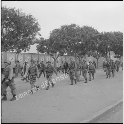 [Soldats progresssant dans une rue d'Oran.]