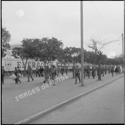 [Soldats progresssant dans une rue d'Oran.]