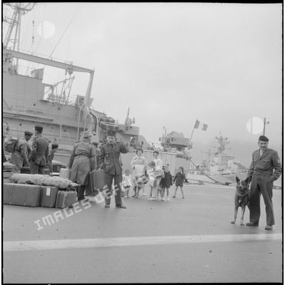 Soldat sur le quai du port d'Oran saluant le photographe.