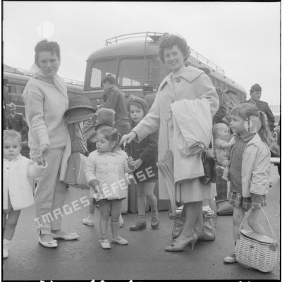 Femmes et enfants partant du port d'Oran pour la France.