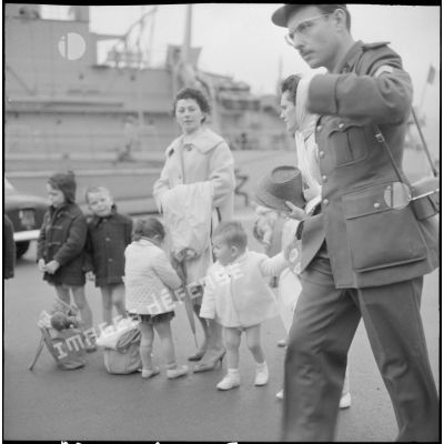 Femmes et enfants attendant le départ du port d'Oran pour la France.