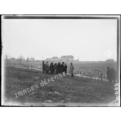 Verdun, visite du cimetière militaire de la citadelle. [légende d'origine]
