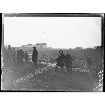 Verdun, recueillement de la délégation américaine au cimetière de la citadelle. [légende d'origine]