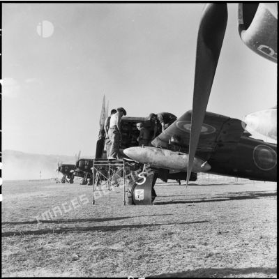 Intervention de mécaniciens sur un avion de chasse Bearcat du groupe de chasse 1/22 Saintonge sur le terrain d'aviation de Diên Biên Phu.