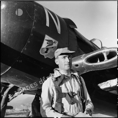 Portrait du lieutenant-pilote Le Coq du groupe de chasse I/22 Saintonge de retour de mission sur le terrain de Diên Biên Phu.