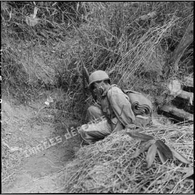 Au cours d'une reconnaissance au nord de Diên Biên Phu avec le 8e bataillon de parachutistes de choc (BPC), les éléments de tête progressent sur un terrain difficile dans la forêt.